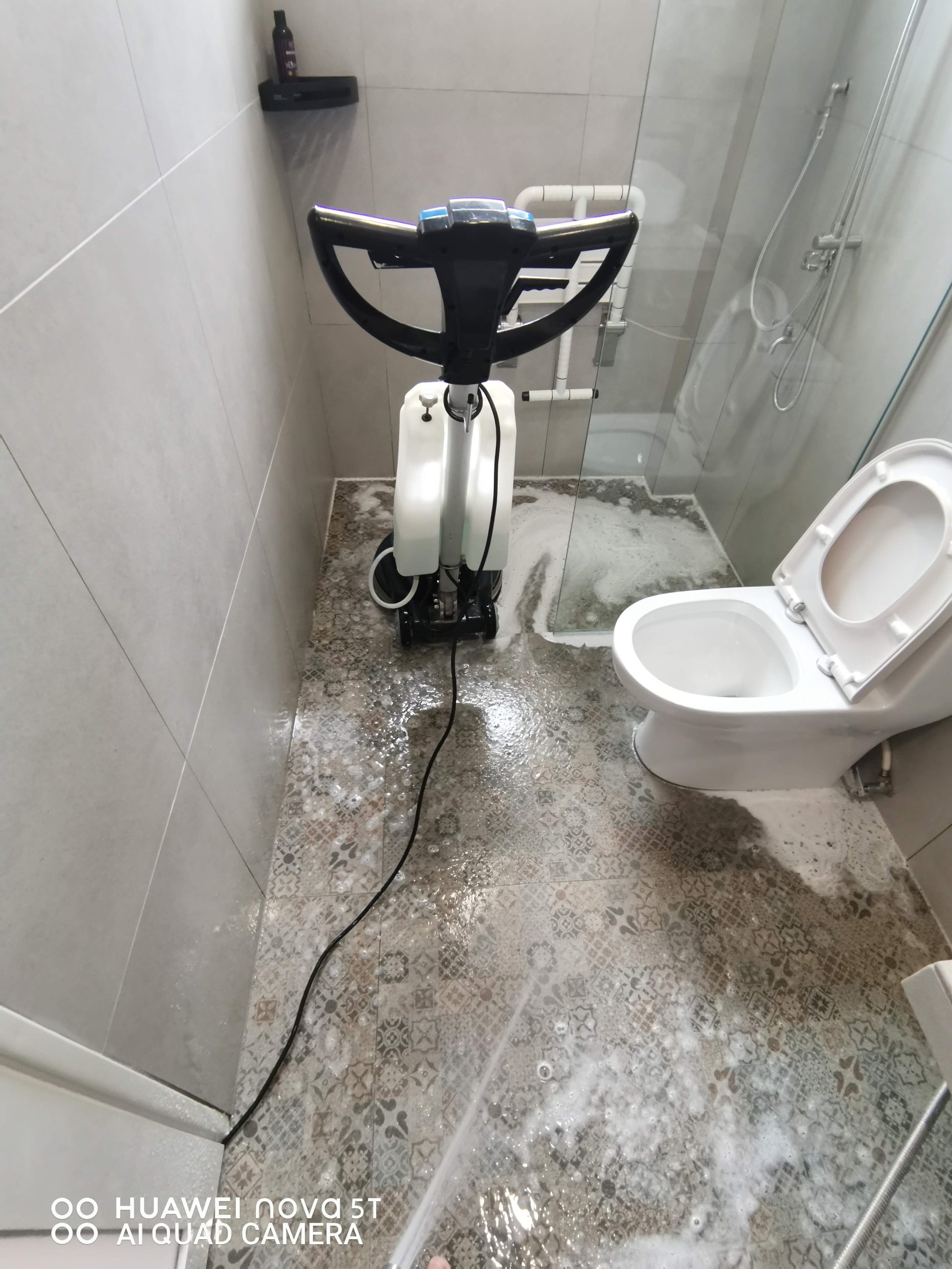 Floor scrubbing machine used on bathroom tiles