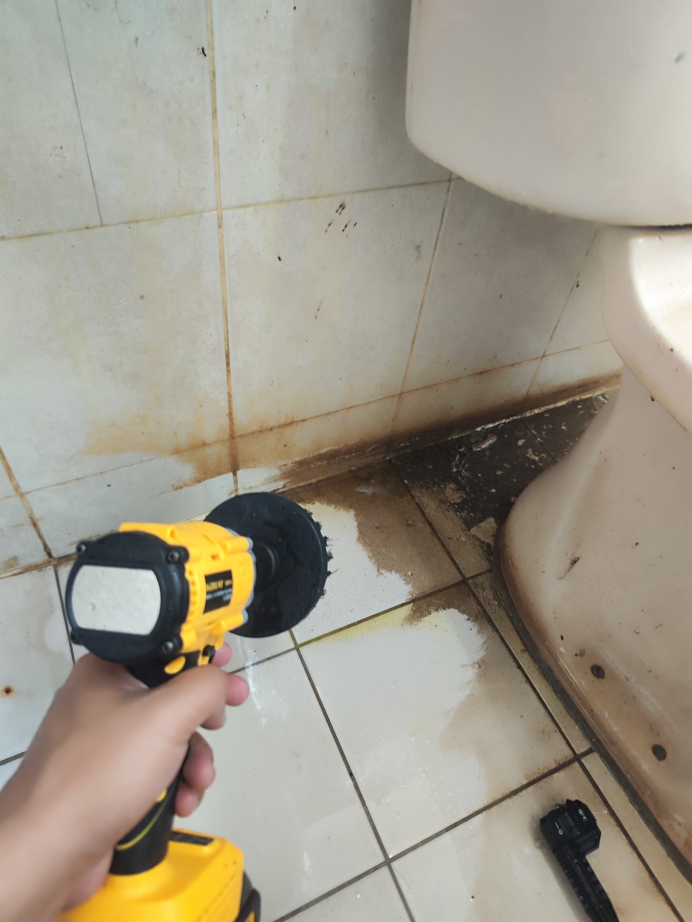 Bathroom floor scrubbing during a Natasya deep cleaning session
